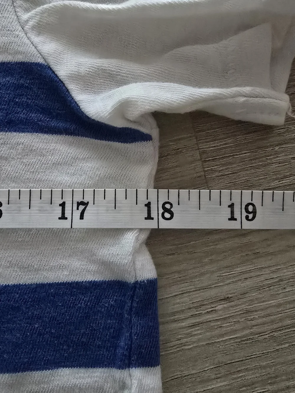 GAP | White V‑Neck Tee with Blue Stripes and Pocket | Size Kids XL
